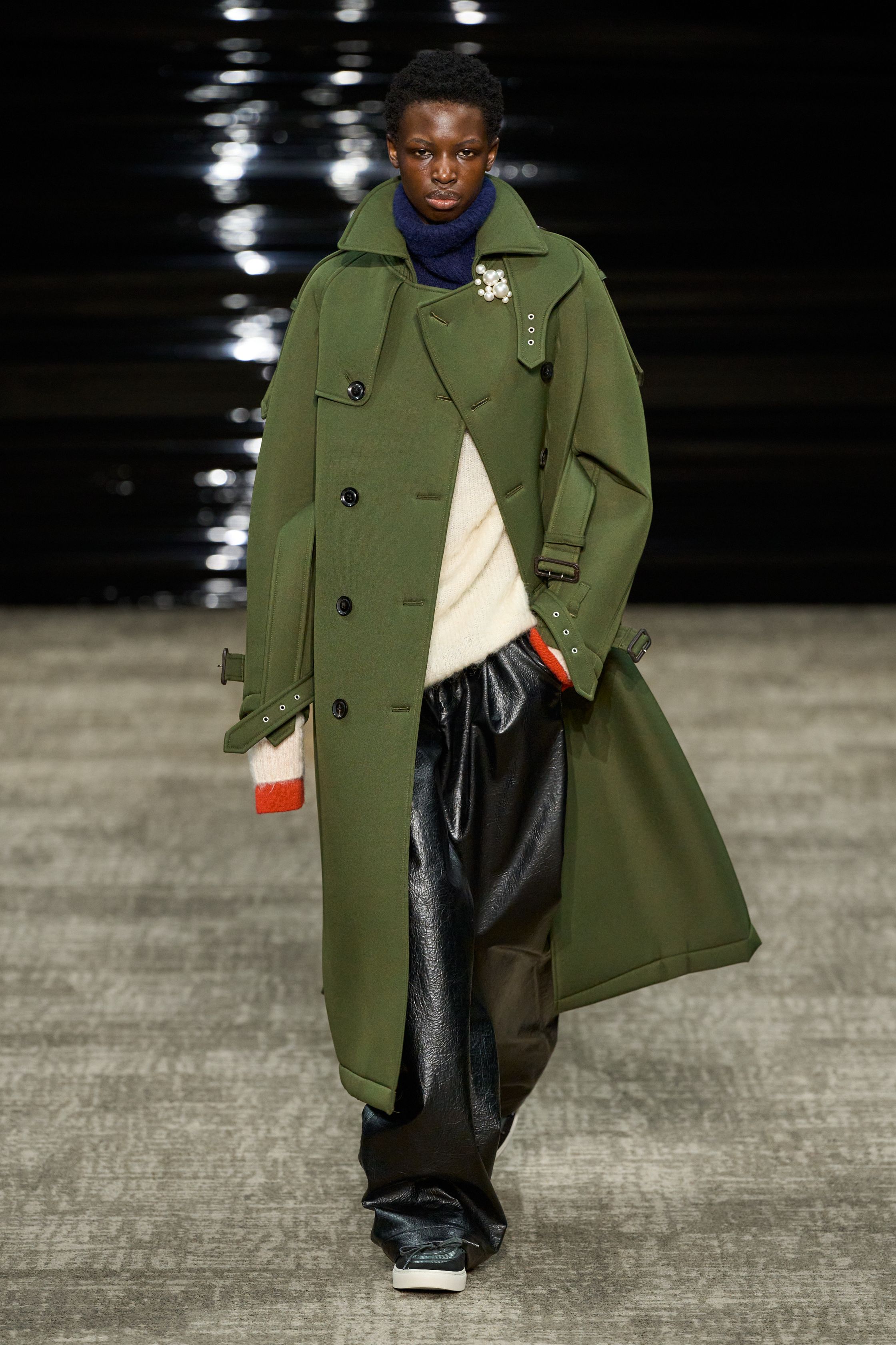 Kolor 26FW 在安静中完成高难度结构表达。层叠、错位、混材质成为视觉主线，运动、正装与工装被精准缝合，却不显拼贴痕迹。色彩克制、比例讲究，服装在行走间展现微妙动态。Kolor 的价值不在“第一眼冲击”，而在长期穿着中逐渐显露的结构智慧，是典型为成熟审美者准备的高完成度男装-顽石频道趋势研究